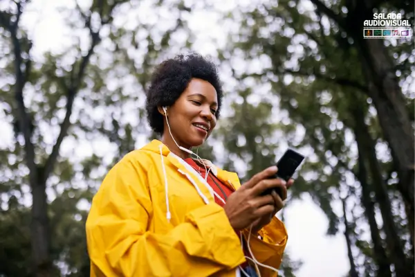 Mulher olhando para o seu telefone apreciando música