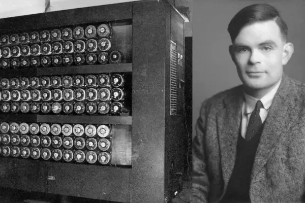 Alan Turing posando ao lado do primeiro computador