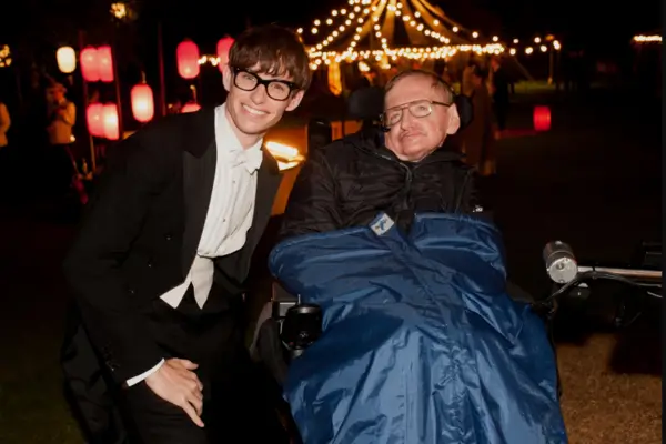 Stephen Hawking com Eddie Redmayne no set de gravações do filme